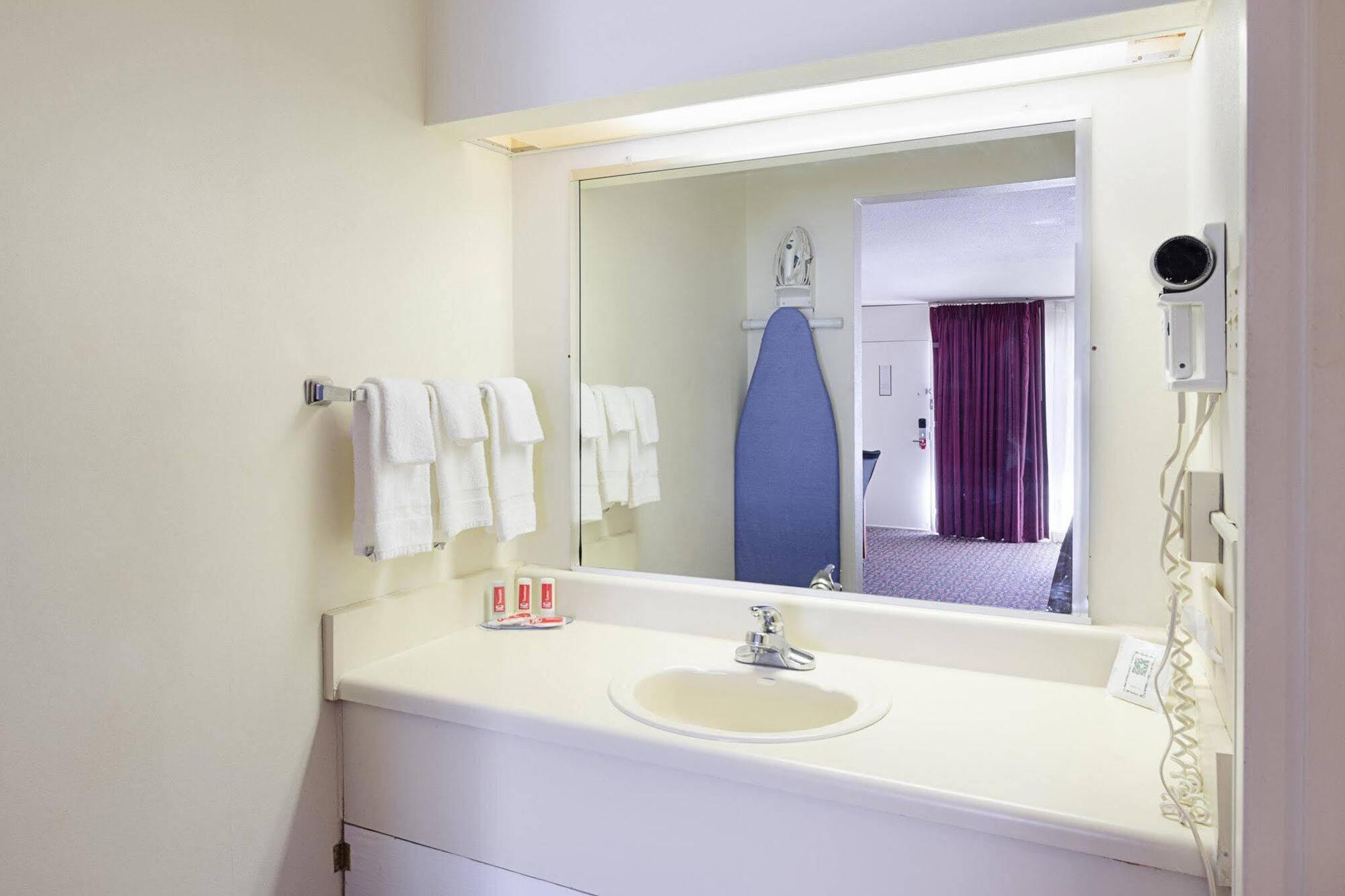 מרטינסוויל Econo Lodge מראה חיצוני תמונה